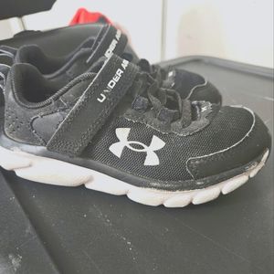 UNDER ARMOUR, KIDS 11.5, BLACK AND WHITE.